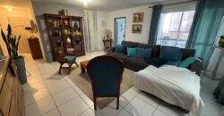À vendre un charmant appartement T3 de 78 m2 situé dans une résidence de standing au Tampon