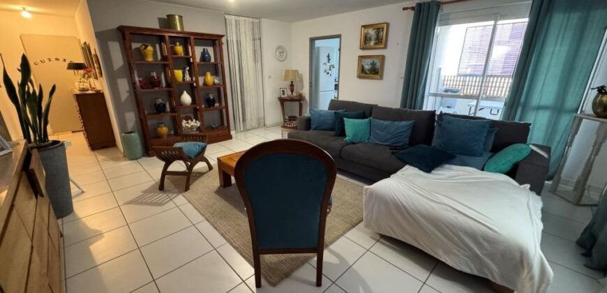 À vendre un charmant appartement T3 de 78 m2 situé dans une résidence de standing au Tampon