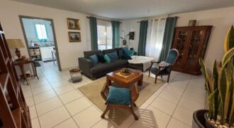 À vendre un charmant appartement T3 de 78 m2 situé dans une résidence de standing au Tampon