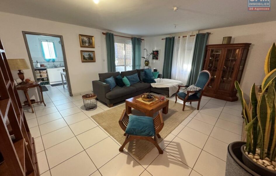 À vendre un charmant appartement T3 de 78 m2 situé dans une résidence de standing au Tampon