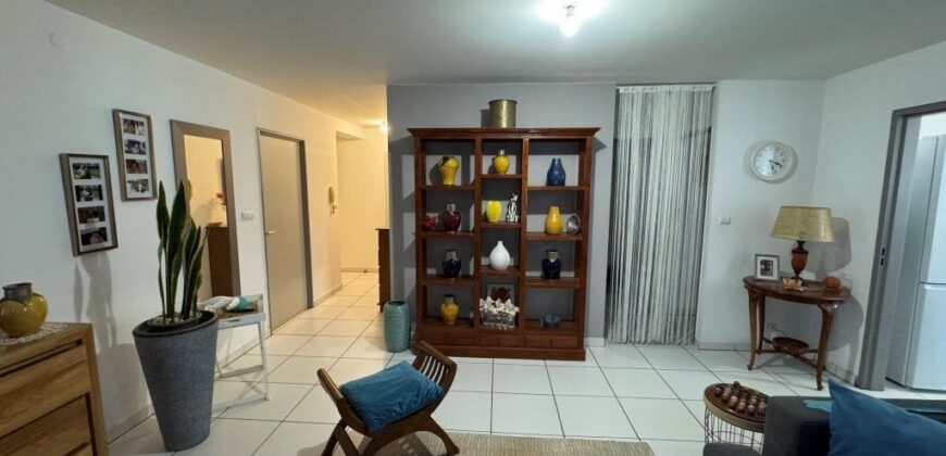 À vendre un charmant appartement T3 de 78 m2 situé dans une résidence de standing au Tampon