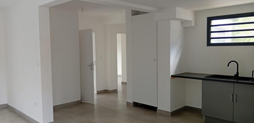 A louer un appartement récent de 67m2 proche des commerces à La Saline les Hauts