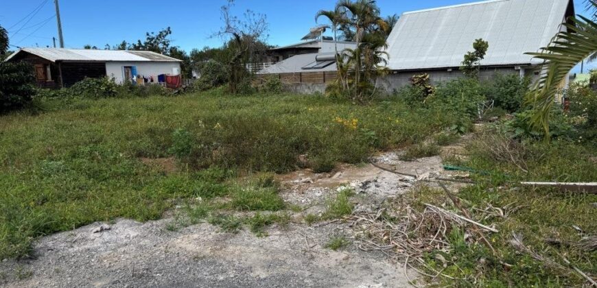 En vente un joli terrain plat de 405 m2 situé à Bras de Pontho dans un secteur calme et agréable