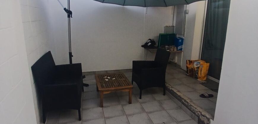 A vendre un lot de deux appartements, un T2 et un studio, situés à seulement 2 minutes à pied de la plage au cœur de Saint-Gilles les Bains