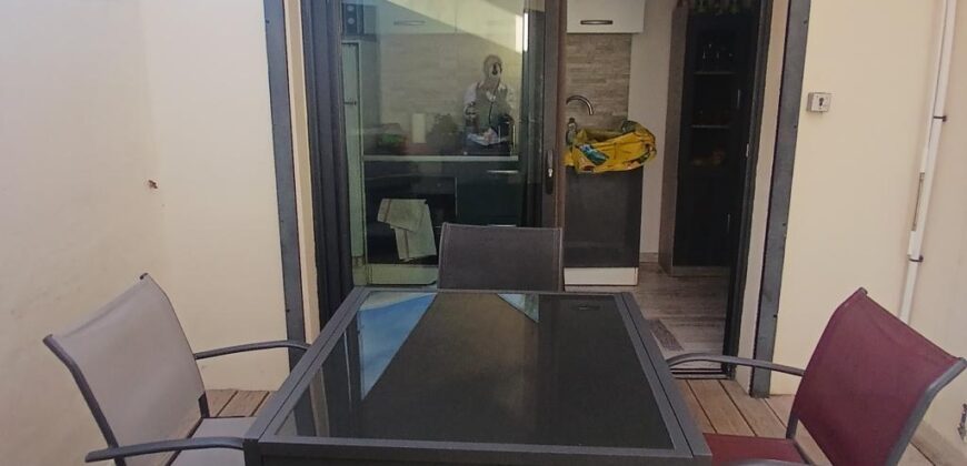 A vendre un lot de deux appartements, un T2 et un studio, situés à seulement 2 minutes à pied de la plage au cœur de Saint-Gilles les Bains