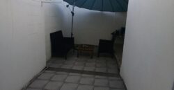 A vendre un lot de deux appartements, un T2 et un studio, situés à seulement 2 minutes à pied de la plage au cœur de Saint-Gilles les Bains
