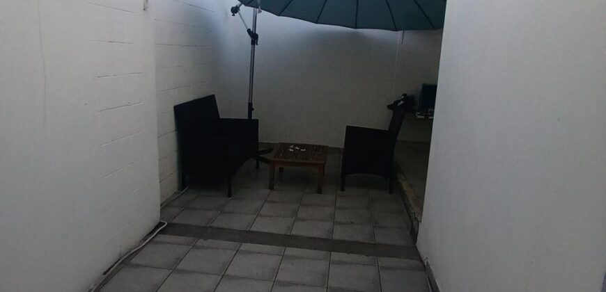 A vendre un lot de deux appartements, un T2 et un studio, situés à seulement 2 minutes à pied de la plage au cœur de Saint-Gilles les Bains
