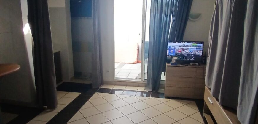 A vendre un lot de deux appartements, un T2 et un studio, situés à seulement 2 minutes à pied de la plage au cœur de Saint-Gilles les Bains