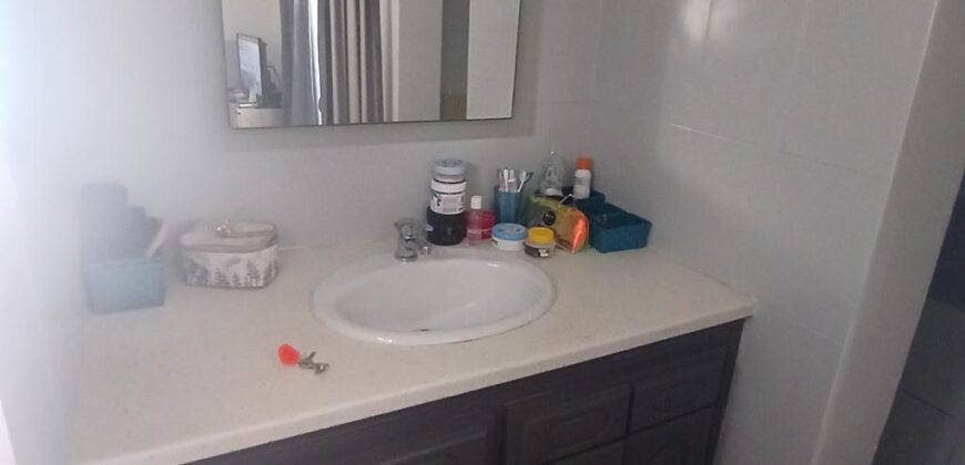 A vendre un lot de deux appartements, un T2 et un studio, situés à seulement 2 minutes à pied de la plage au cœur de Saint-Gilles les Bains