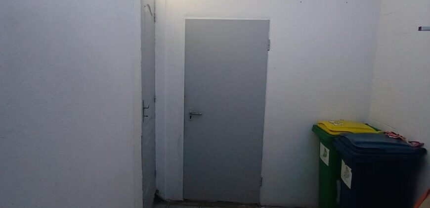 A vendre un lot de deux appartements, un T2 et un studio, situés à seulement 2 minutes à pied de la plage au cœur de Saint-Gilles les Bains