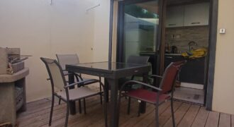 A vendre un lot de deux appartements, un T2 et un studio, situés à seulement 2 minutes à pied de la plage au cœur de Saint-Gilles les Bains