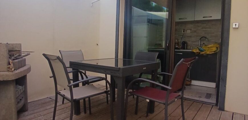 A vendre un lot de deux appartements, un T2 et un studio, situés à seulement 2 minutes à pied de la plage au cœur de Saint-Gilles les Bains