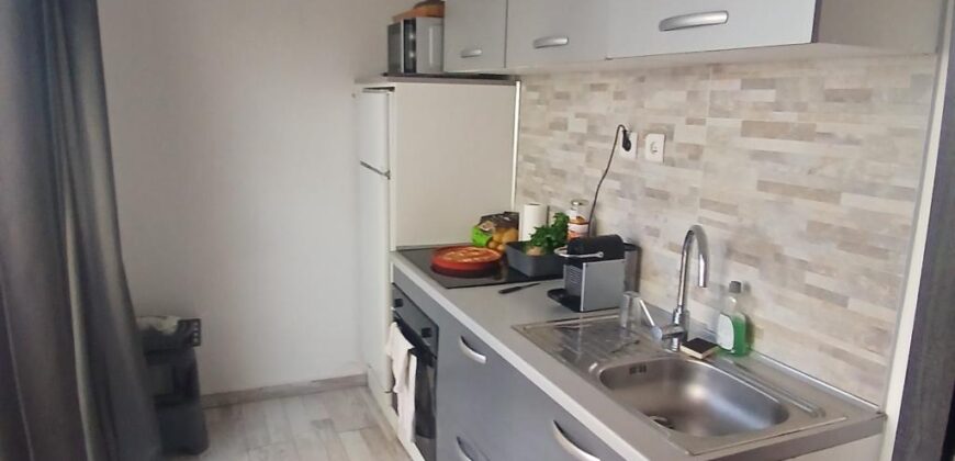 A vendre un lot de deux appartements, un T2 et un studio, situés à seulement 2 minutes à pied de la plage au cœur de Saint-Gilles les Bains