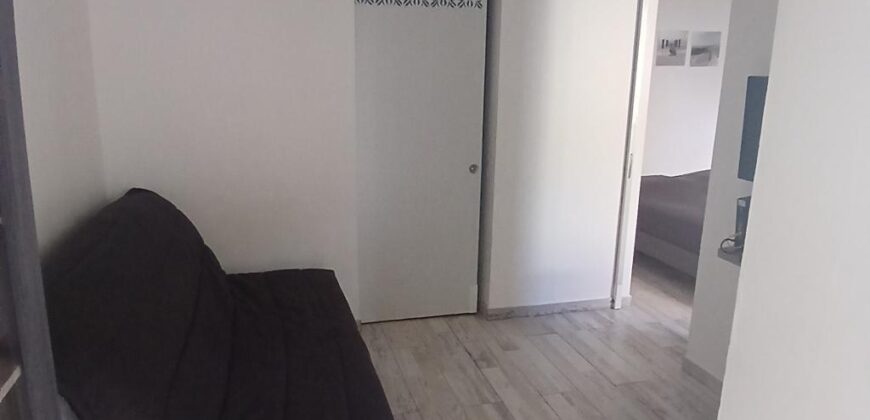 A vendre un lot de deux appartements, un T2 et un studio, situés à seulement 2 minutes à pied de la plage au cœur de Saint-Gilles les Bains