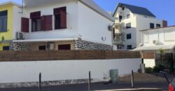 Louez cette villa jumelée de type F4 de 66.79 m2 habitables située à deux pas de la plage à Saint Pierre
