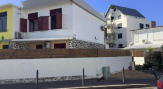 Louez cette villa jumelée de type F4 de 66.79 m2 habitables située à deux pas de la plage à Saint Pierre