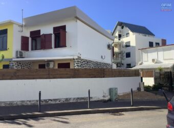 Louez cette villa jumelée de type F4 de 66.79 m2 habitables située à deux pas de la plage à Saint Pierre
