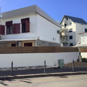 Louez cette villa jumelée de type F4 de 66.79 m2 habitables située à deux pas de la plage à Saint Pierre