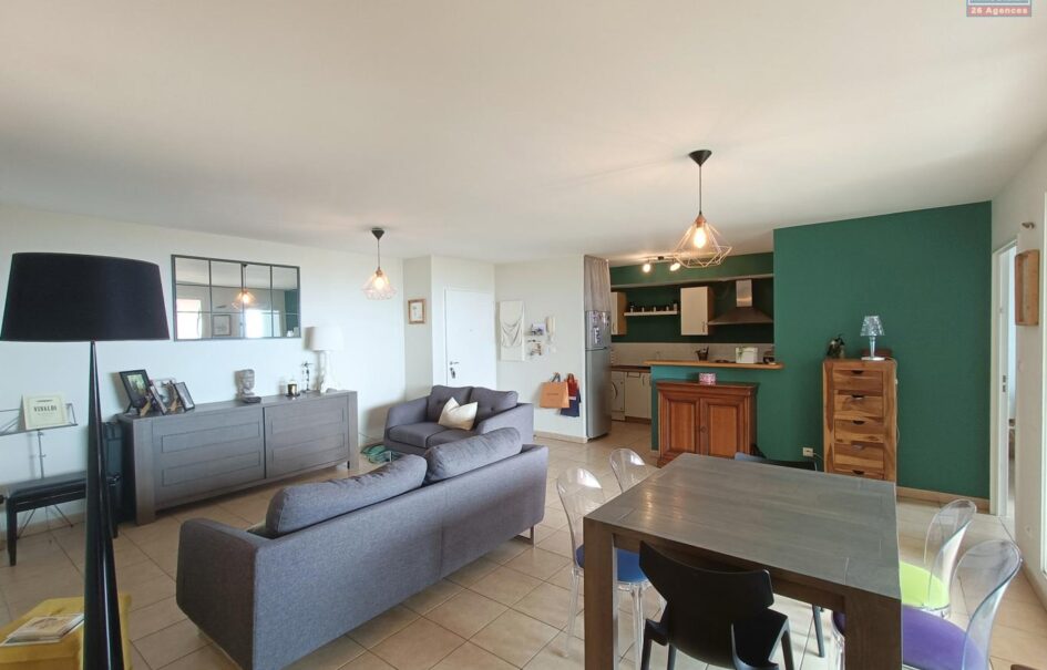 À vendre un bel appartement T4 avec vue mer situé dans une résidence sécurisée avec piscine au centre-ville de Saint Denis