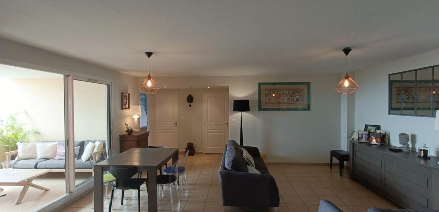 À vendre un bel appartement T4 avec vue mer situé dans une résidence sécurisée avec piscine au centre-ville de Saint Denis