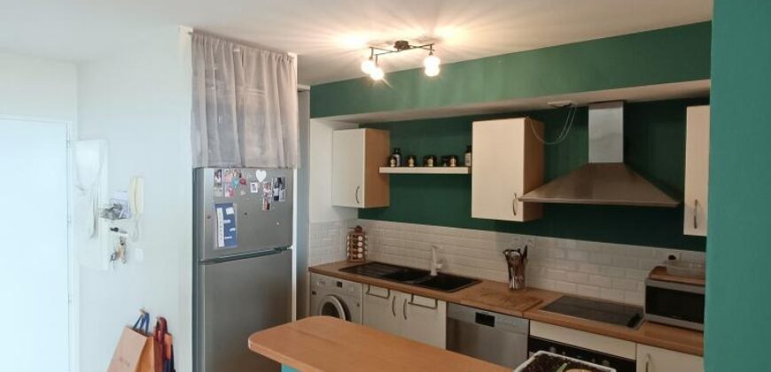 À vendre un bel appartement T4 avec vue mer situé dans une résidence sécurisée avec piscine au centre-ville de Saint Denis