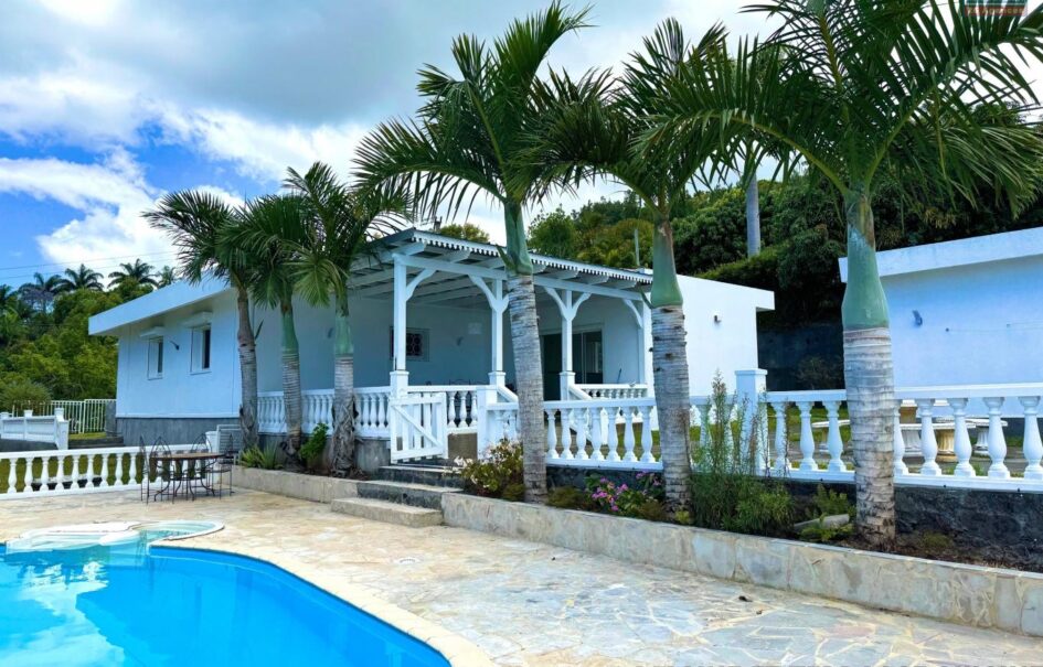 À louer une villa T5/6 de plain-pied avec piscine et jardin située à La Montagne