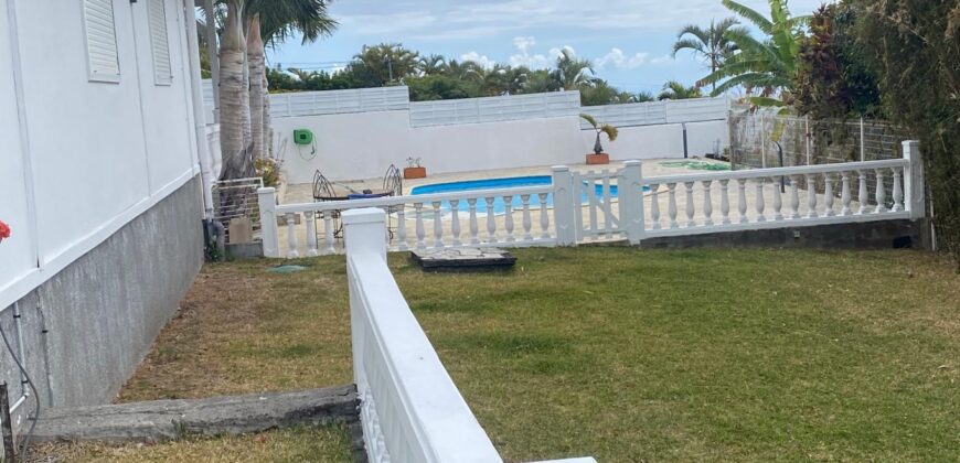 À louer une villa T5/6 de plain-pied avec piscine et jardin située à La Montagne