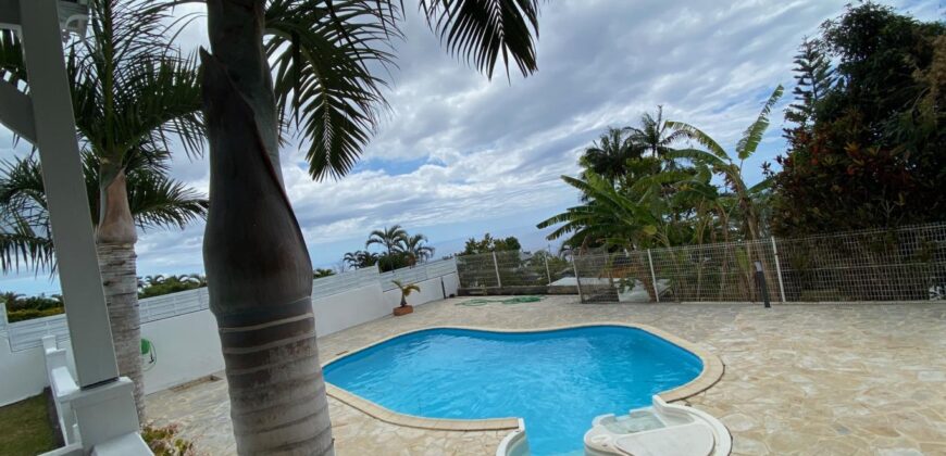 À louer une villa T5/6 de plain-pied avec piscine et jardin située à La Montagne