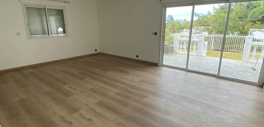 À louer une villa T5/6 de plain-pied avec piscine et jardin située à La Montagne