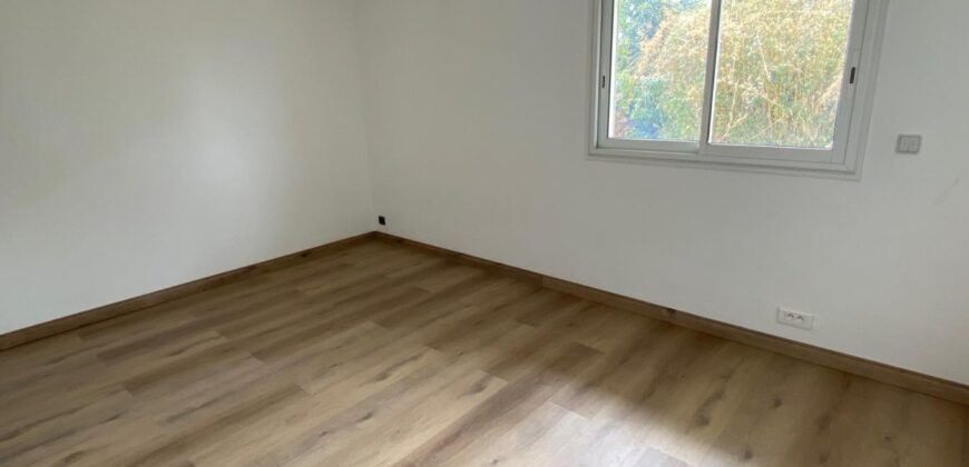 À louer une villa T5/6 de plain-pied avec piscine et jardin située à La Montagne