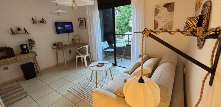 À louer charmant studio meublé situé dans la résidence Lobellia à Sainte Clotilde