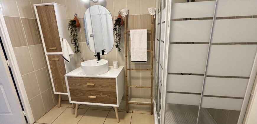 À louer charmant studio meublé situé dans la résidence Lobellia à Sainte Clotilde
