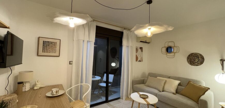 À louer charmant studio meublé situé dans la résidence Lobellia à Sainte Clotilde