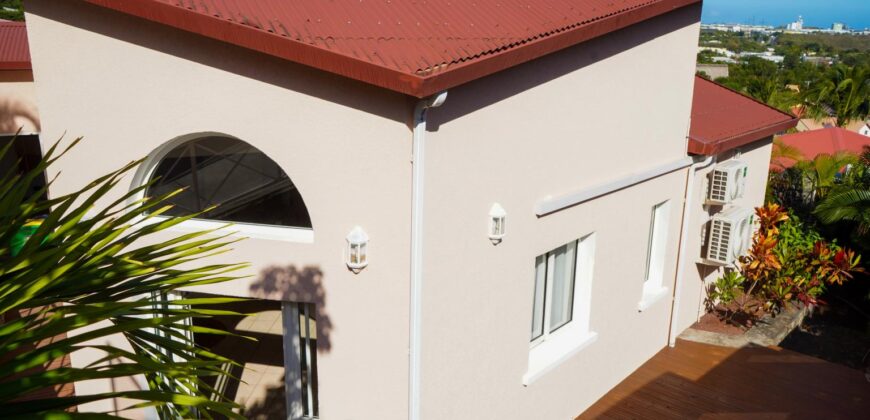 En vente une belle villa T4 type provençale avec piscine et vue mer située dans le secteur prisé de la Possession