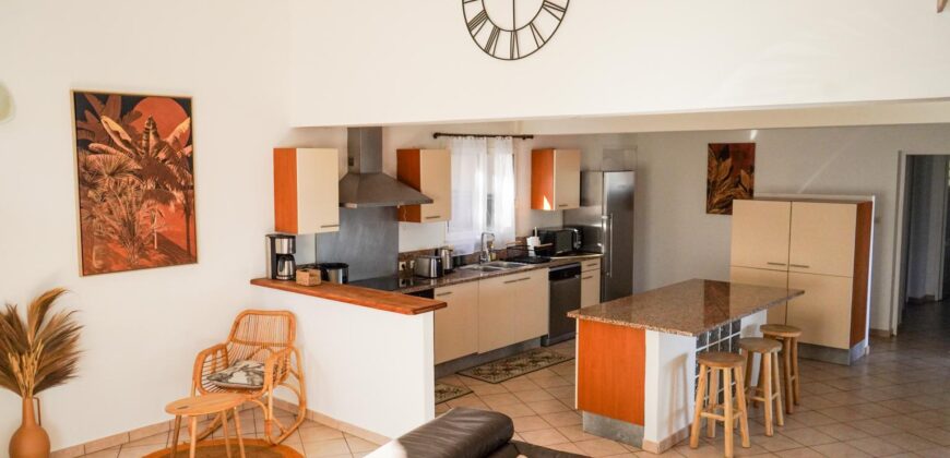 En vente une belle villa T4 type provençale avec piscine et vue mer située dans le secteur prisé de la Possession