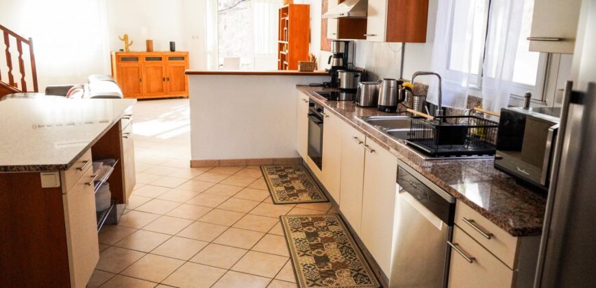 En vente une belle villa T4 type provençale avec piscine et vue mer située dans le secteur prisé de la Possession