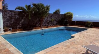 À vendre une belle villa T5/6 avec piscine et vue imprenable située à la Montagne