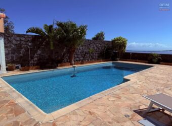 À vendre une belle villa T5/6 avec piscine et vue imprenable située à la Montagne