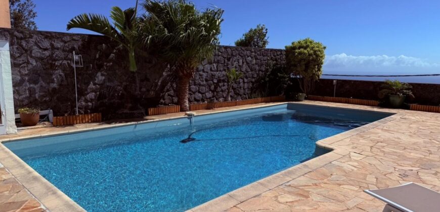 À vendre une belle villa T5/6 avec piscine et vue imprenable située à la Montagne