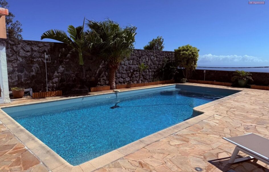 À vendre une belle villa T5/6 avec piscine et vue imprenable située à la Montagne