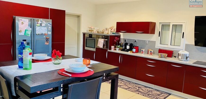 À vendre une belle villa T5/6 avec piscine et vue imprenable située à la Montagne