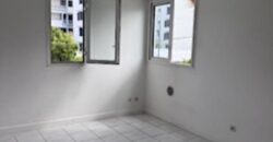 À louer un studio situé dans la résidence Les Orangelles à Sainte Clotilde