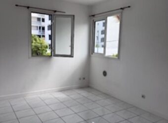 À louer un studio situé dans la résidence Les Orangelles à Sainte Clotilde