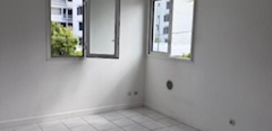 À louer un studio situé dans la résidence Les Orangelles à Sainte Clotilde