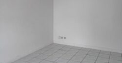 À louer un studio situé dans la résidence Les Orangelles à Sainte Clotilde