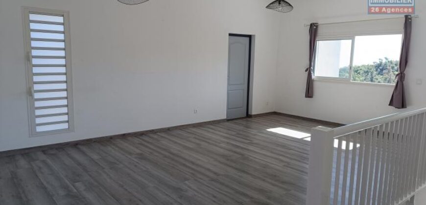 À louer une grande et belle villa T6 avec vue mer située sur les hauteurs de La Possession
