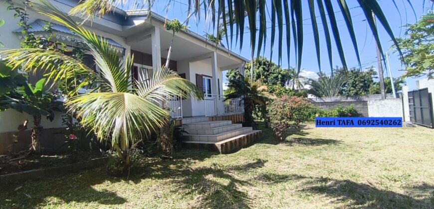 À louer à Saint-Joseph charmante villa F4 de plain-pied de 120 m² avec jardin