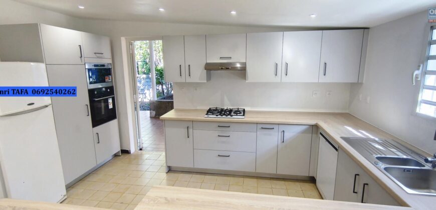 À louer à Saint-Joseph charmante villa F4 de plain-pied de 120 m² avec jardin
