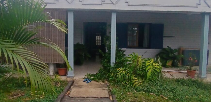 A louer une grande villa de type F6 de 169m2 avec jardin à Saint Gilles Les Hauts