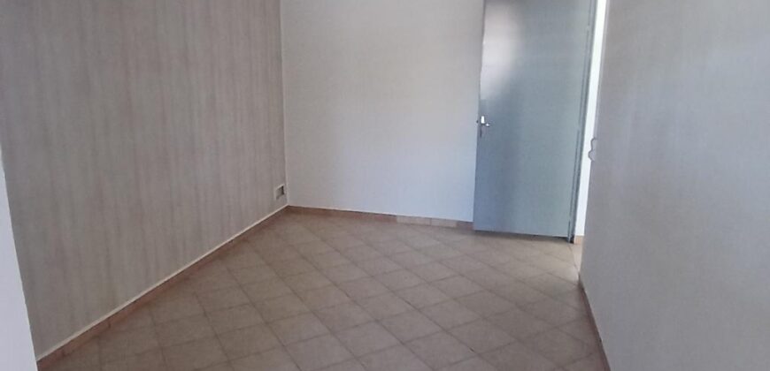 A louer un appartement F2 de 63m2 avec cour situé à 5 mins à pieds du front de mer à Saint Paul